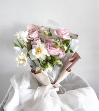Load image into Gallery viewer, Fresh Petite Bouquet